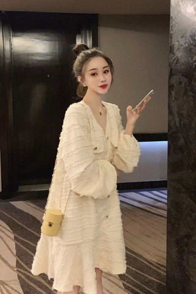 Női ruha széles modell, hosszú ujjal és spitz nyakkivágással