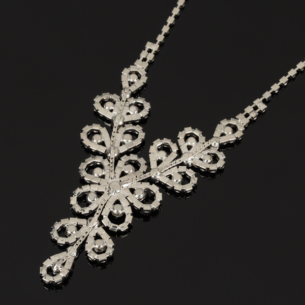 Κομψό γυναικείο κολιέ με διακόσμηση  πέτρες