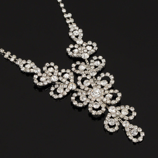 Κομψό γυναικείο κολιέ με διακόσμηση  πέτρες