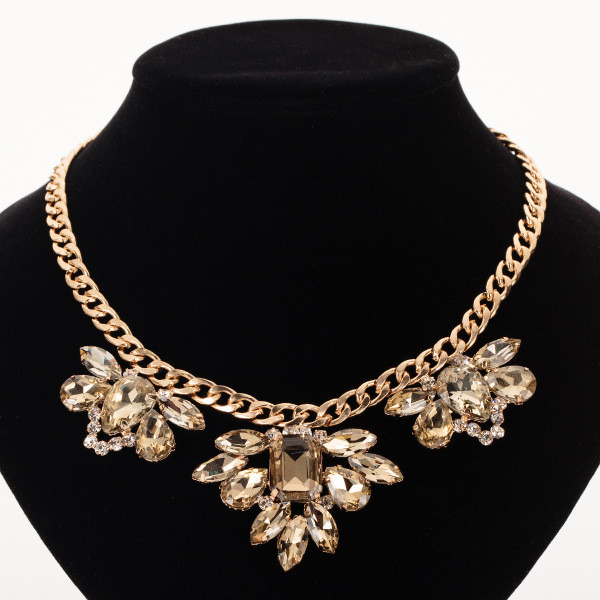 Eleganta sieviešu kaklarota ar zelta akmeni