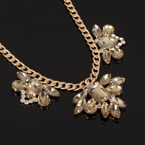 Eleganta sieviešu kaklarota ar zelta akmeni