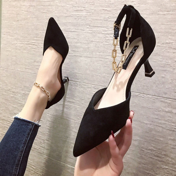 Moteriškų batų smailus modelis su metalo apdaila