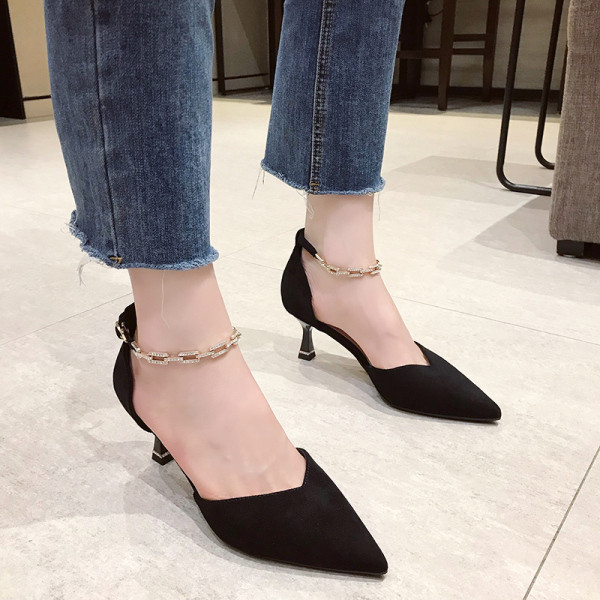 Moteriškų batų smailus modelis su metalo apdaila