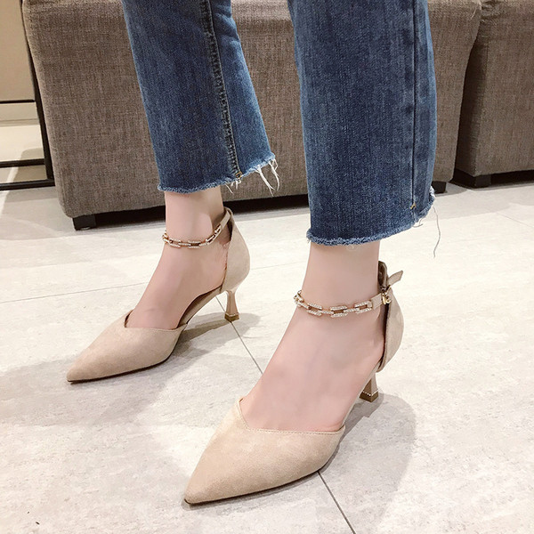 Moteriškų batų smailus modelis su metalo apdaila