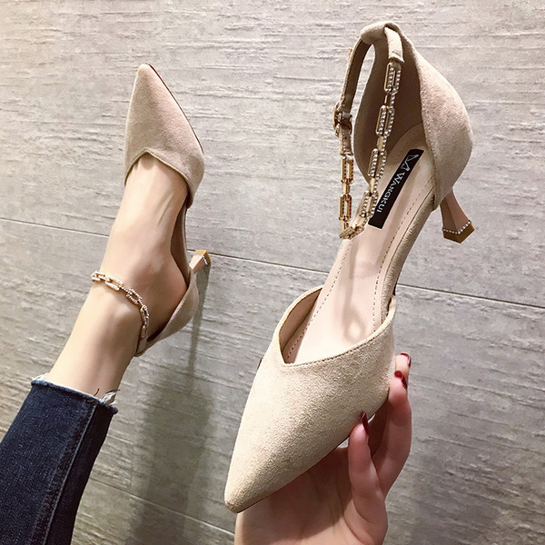 Moteriškų batų smailus modelis su metalo apdaila