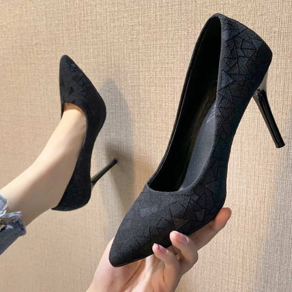 Sieviešu apavi ar augstiem papēžiem smaila mākslīgās ādas modelis