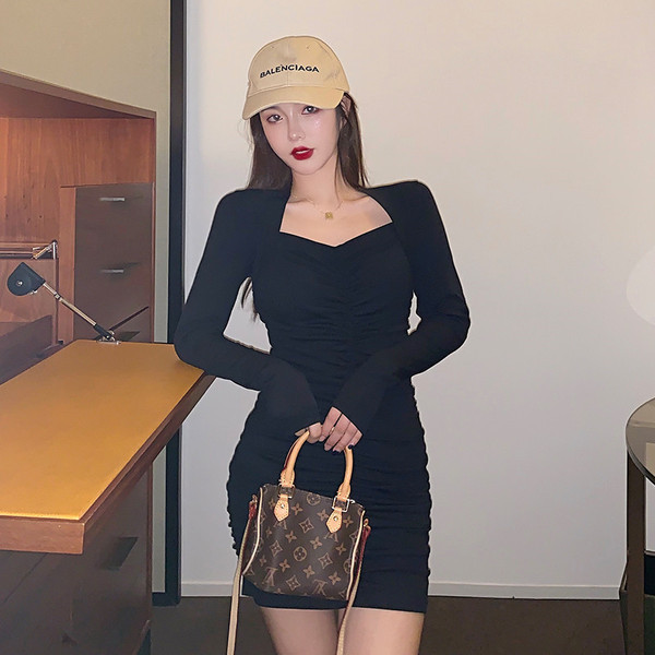 Sieviešu ikdienas kleitas modelis ar garām piedurknēm un ovālu kakla izgriezumu