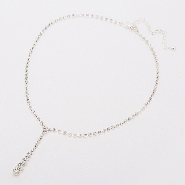 Elegantna ženska ogrlica sa srebrnim kamenčićima
