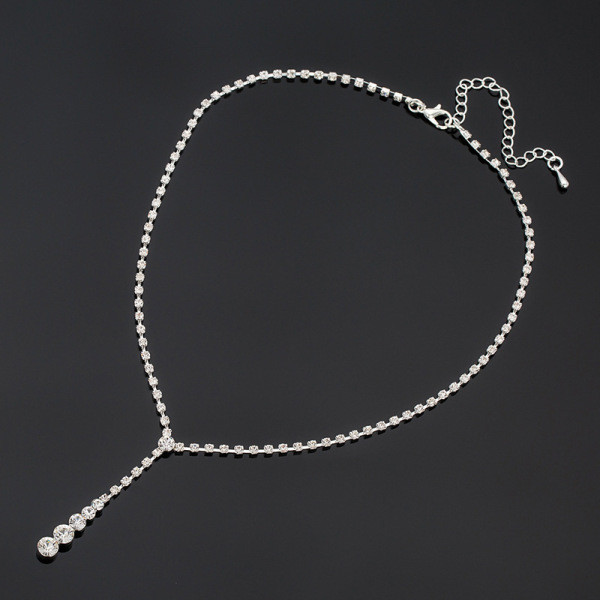 Elegantna ženska ogrlica sa srebrnim kamenčićima