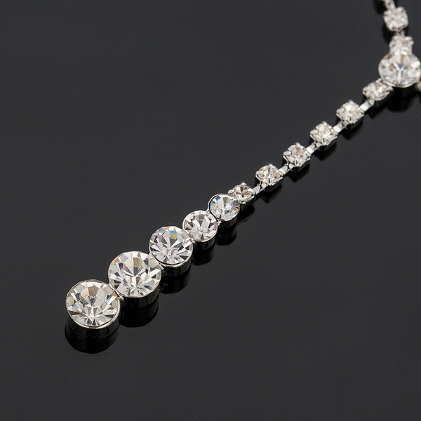 Elegantna ženska ogrlica sa srebrnim kamenčićima