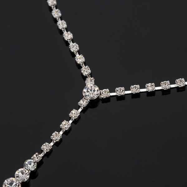 Elegantna ženska ogrlica sa srebrnim kamenčićima