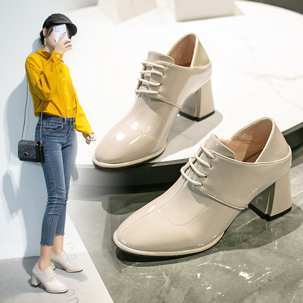 Sieviešu ikdienas apavi no eko ādas ar mežģīnēm un bieziem papēžiem