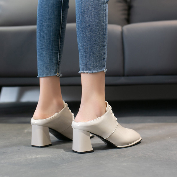 Sieviešu ikdienas apavi no eko ādas ar mežģīnēm un bieziem papēžiem