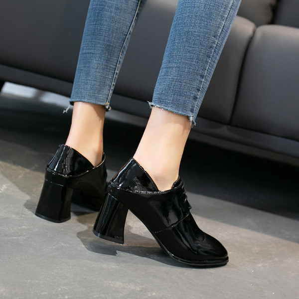 Sieviešu ikdienas apavi no eko ādas ar mežģīnēm un bieziem papēžiem