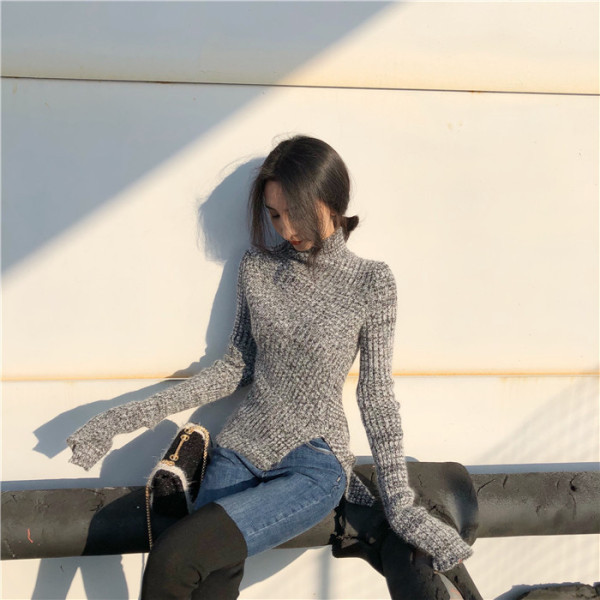 Μοντέρνο ασύμμετρο γυναικείο πουλόβερ  με σχισμή και ψηλό γιακά