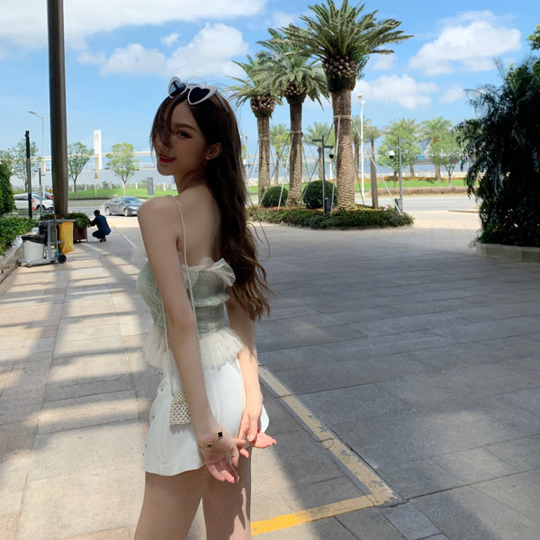 Mūsdienīgs sieviešu krūšturs ar tillu