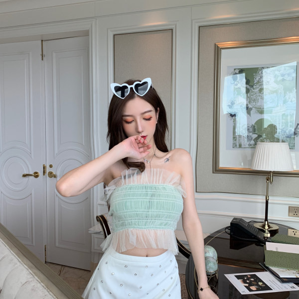 Mūsdienīgs sieviešu krūšturs ar tillu