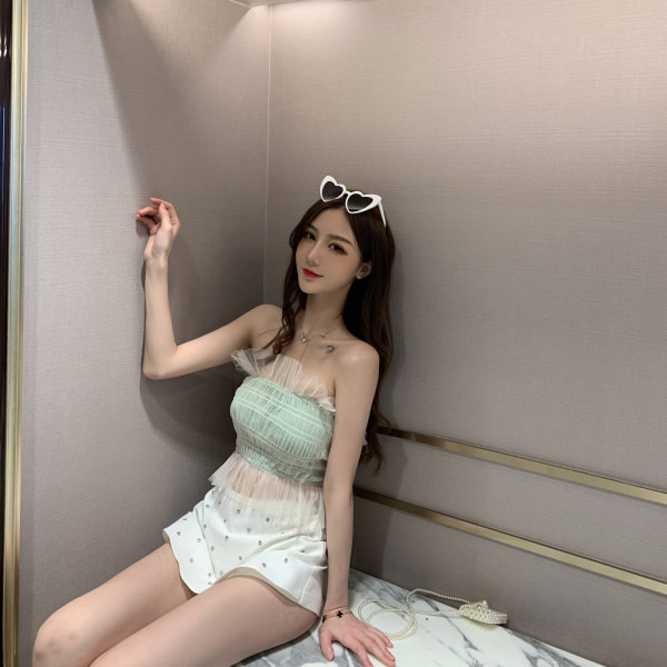 Mūsdienīgs sieviešu krūšturs ar tillu