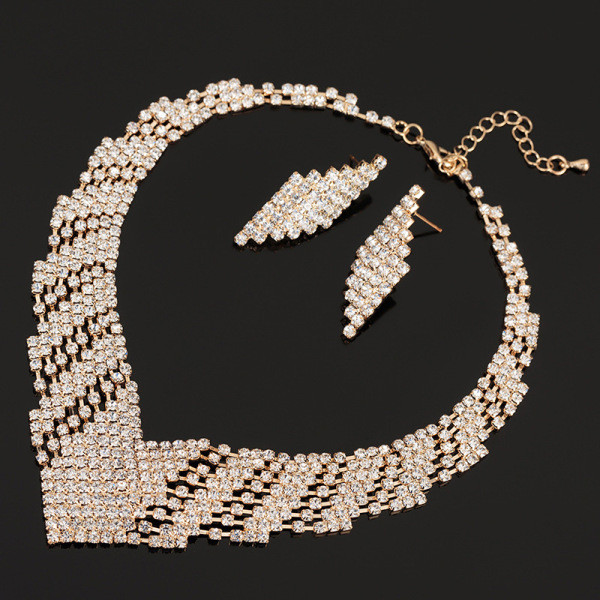 Naiste komplekt sisaldab kaelakee ja kõrvarõngaid