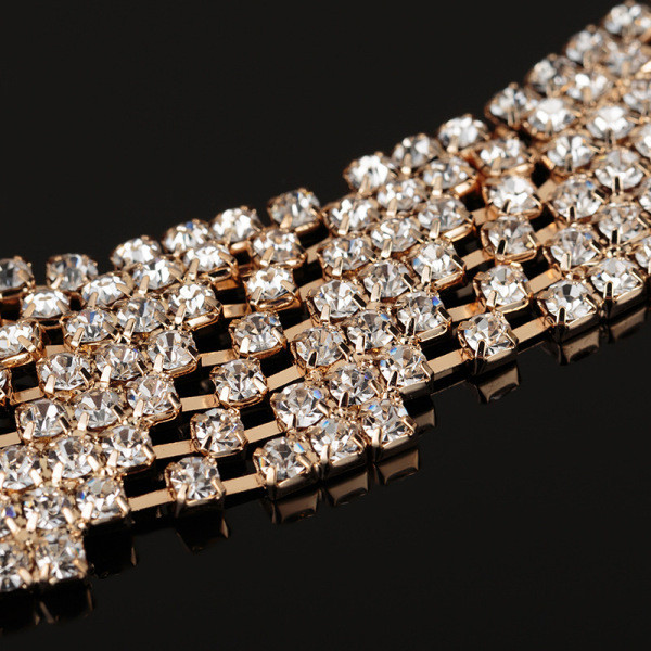 Naiste komplekt sisaldab kaelakee ja kõrvarõngaid