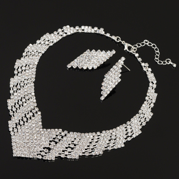 Naiste komplekt sisaldab kaelakee ja kõrvarõngaid