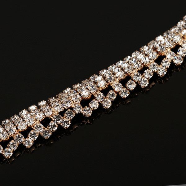 Elegantne naiste komplekt, mis sisaldab kaelakee ja kõrvarõngaid