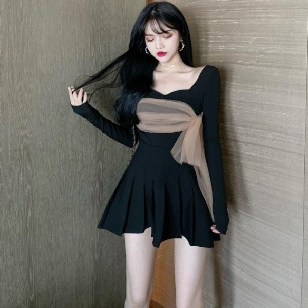 Kivágott női fekete ruha tülllel