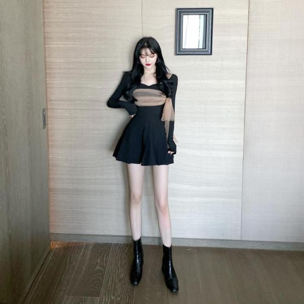 Kivágott női fekete ruha tülllel