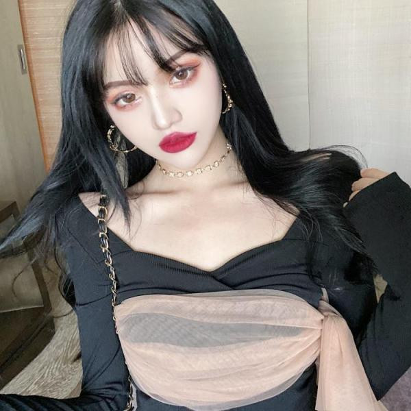 Kivágott női fekete ruha tülllel