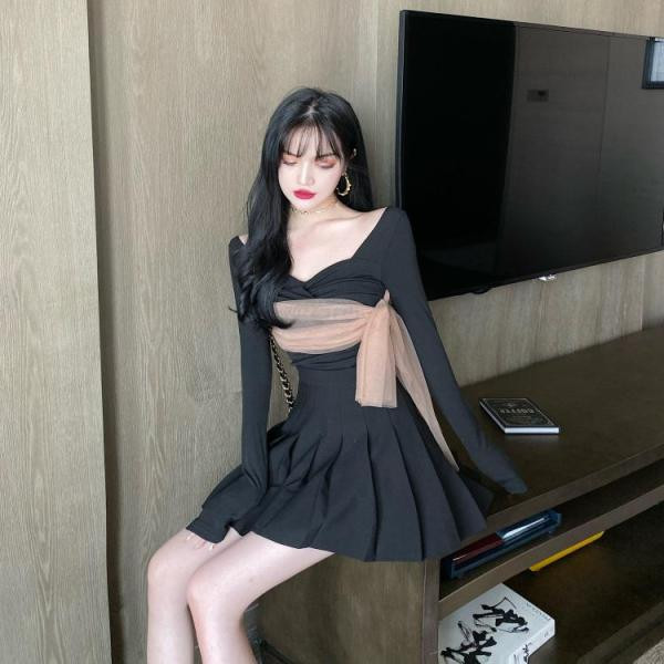 Kivágott női fekete ruha tülllel