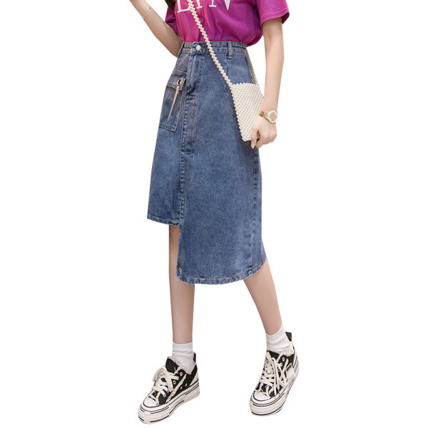 Sieviešu džinsa svārki ar kabatu un metāla elementu - asimetrisks modelis