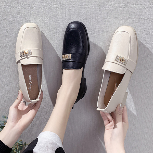 Sieviešu ikdienas apavi ar metāla elementu un akmeņiem