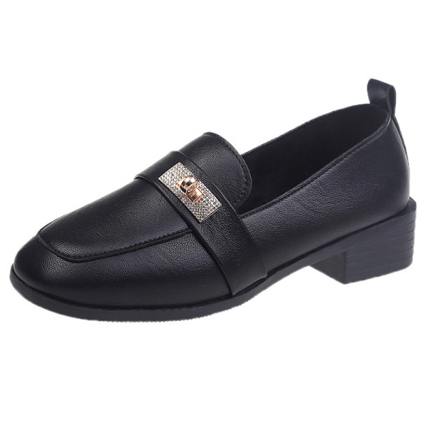 Sieviešu ikdienas apavi ar metāla elementu un akmeņiem