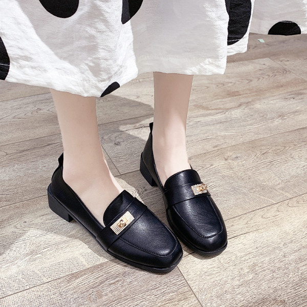 Sieviešu ikdienas apavi ar metāla elementu un akmeņiem