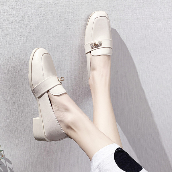 Sieviešu ikdienas apavi ar metāla elementu un akmeņiem