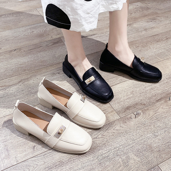 Sieviešu ikdienas apavi ar metāla elementu un akmeņiem