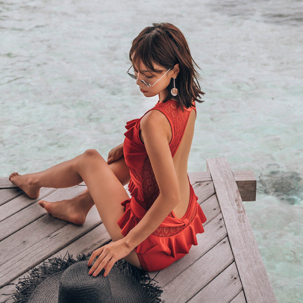 Нов модел цял бански с широки презрамки, дантела и гол гръб