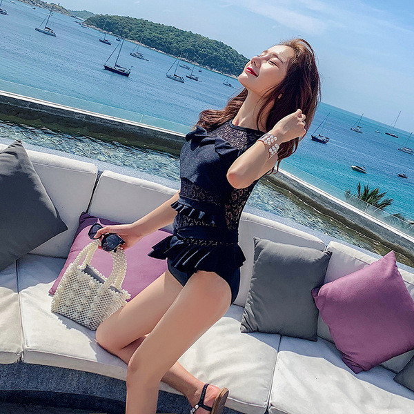 Нов модел цял бански с широки презрамки, дантела и гол гръб