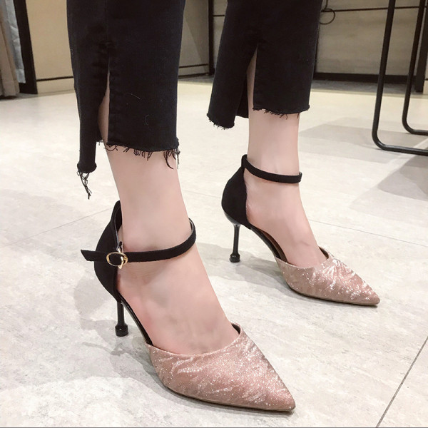 Vékony sarkú női cipő - hegyes modell