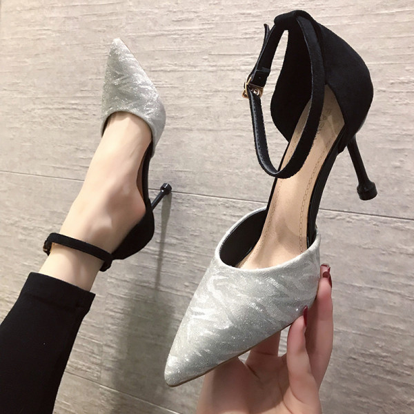 Vékony sarkú női cipő - hegyes modell