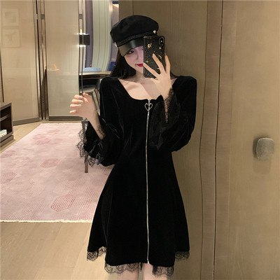 Melna sieviešu kleita ar rāvējslēdzēju un mežģīņu elementiem