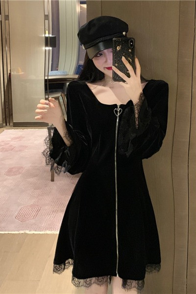 Melna sieviešu kleita ar rāvējslēdzēju un mežģīņu elementiem