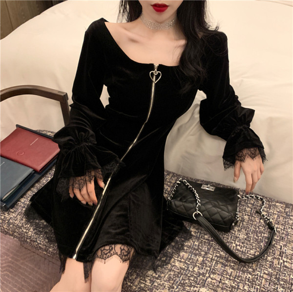 Melna sieviešu kleita ar rāvējslēdzēju un mežģīņu elementiem