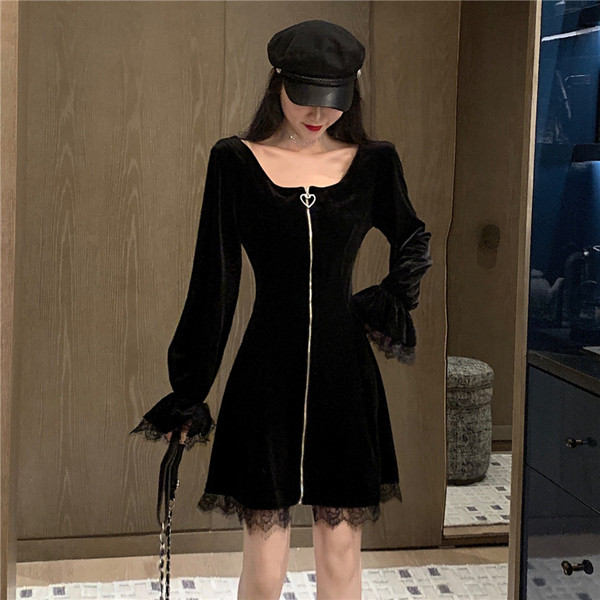 Melna sieviešu kleita ar rāvējslēdzēju un mežģīņu elementiem