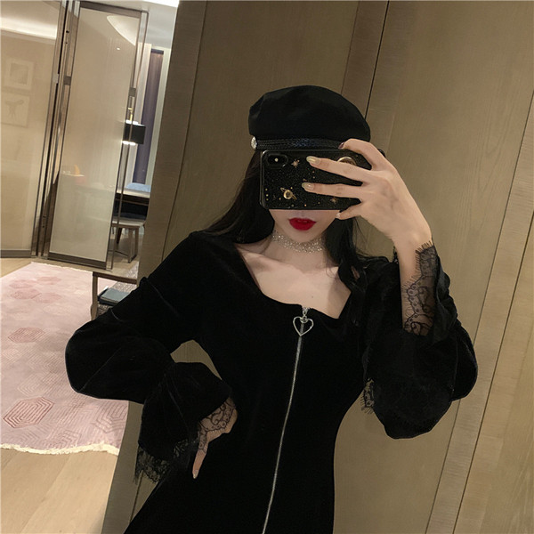 Melna sieviešu kleita ar rāvējslēdzēju un mežģīņu elementiem