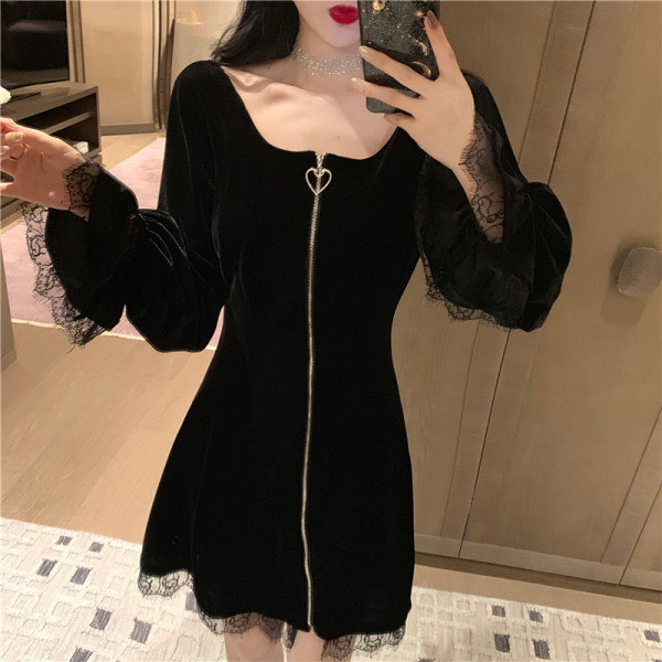 Melna sieviešu kleita ar rāvējslēdzēju un mežģīņu elementiem