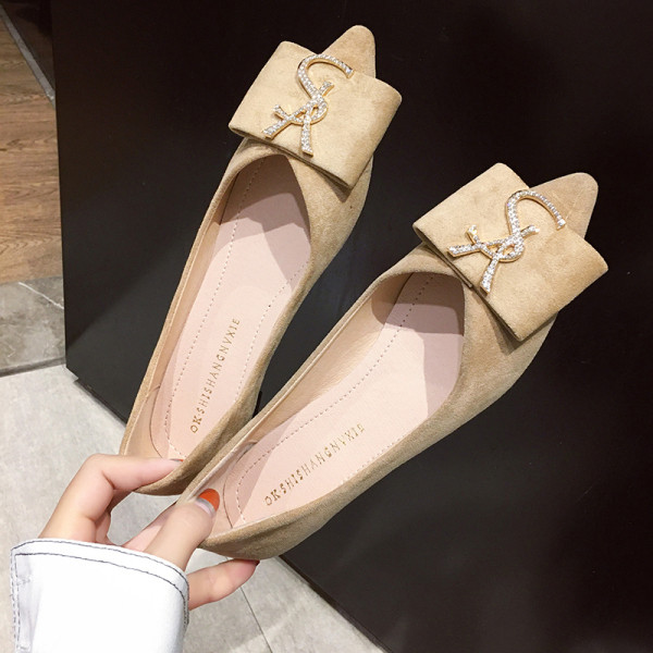 Mūsdienīgi sieviešu apavi no eko zamšādas un metāla sprādzes