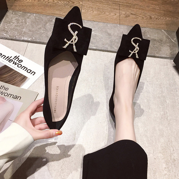 Mūsdienīgi sieviešu apavi no eko zamšādas un metāla sprādzes