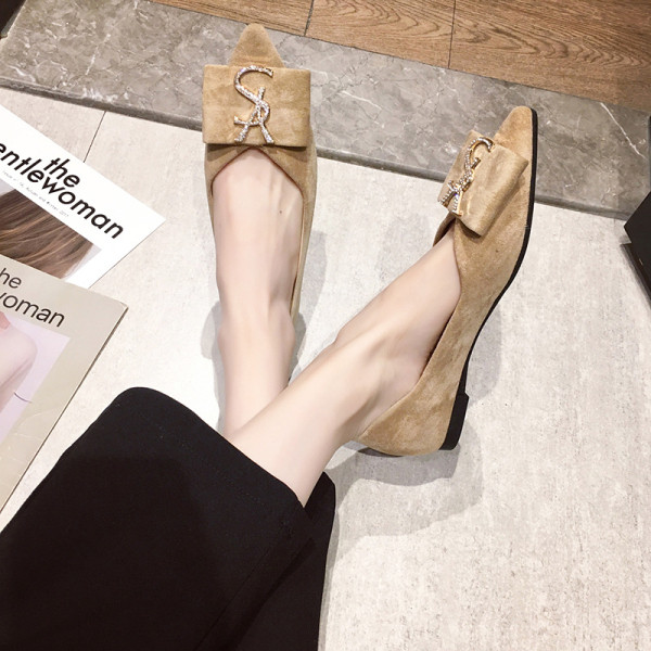 Mūsdienīgi sieviešu apavi no eko zamšādas un metāla sprādzes