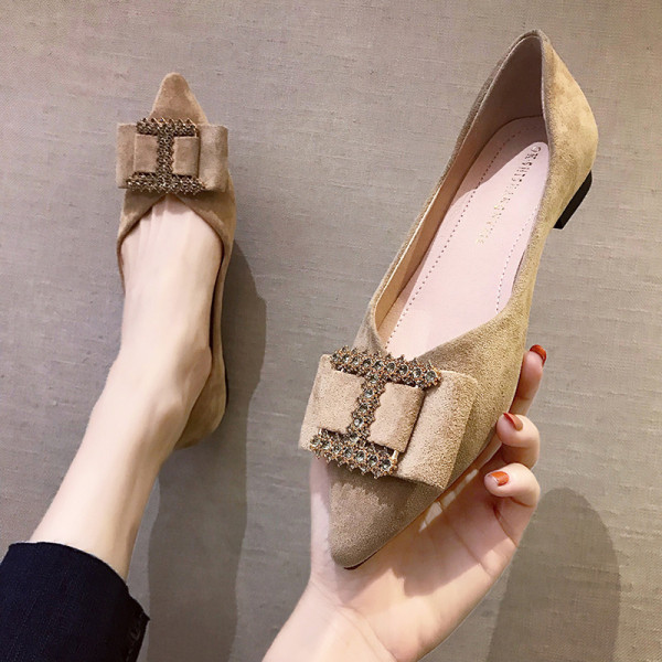 Aktuālie sieviešu apavi no eko zamšādas un metāla elementa